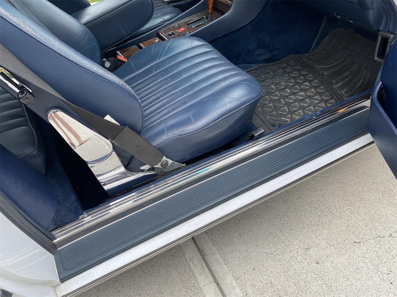 Mercedes-benz-560sl-1986-Artic-white-Blue-10