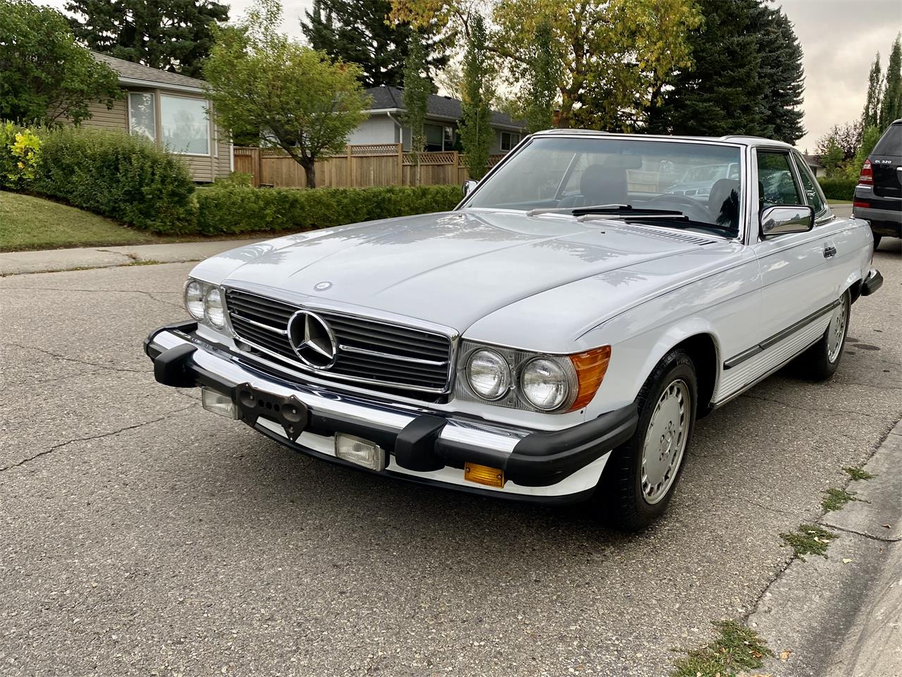 Mercedes-benz-560sl-1986-Artic-white-Blue-12