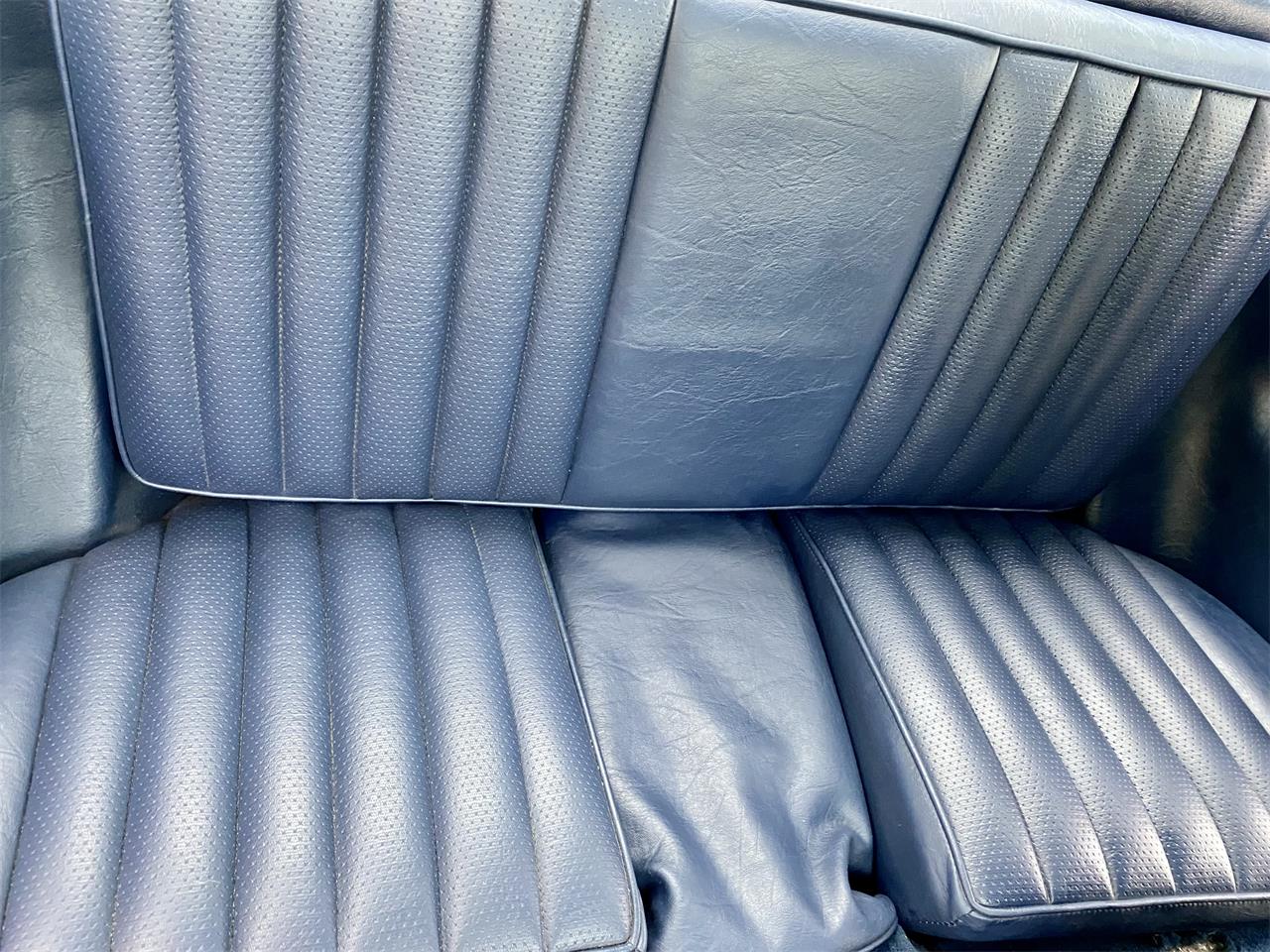 Mercedes-benz-560sl-1986-Artic-white-Blue-17