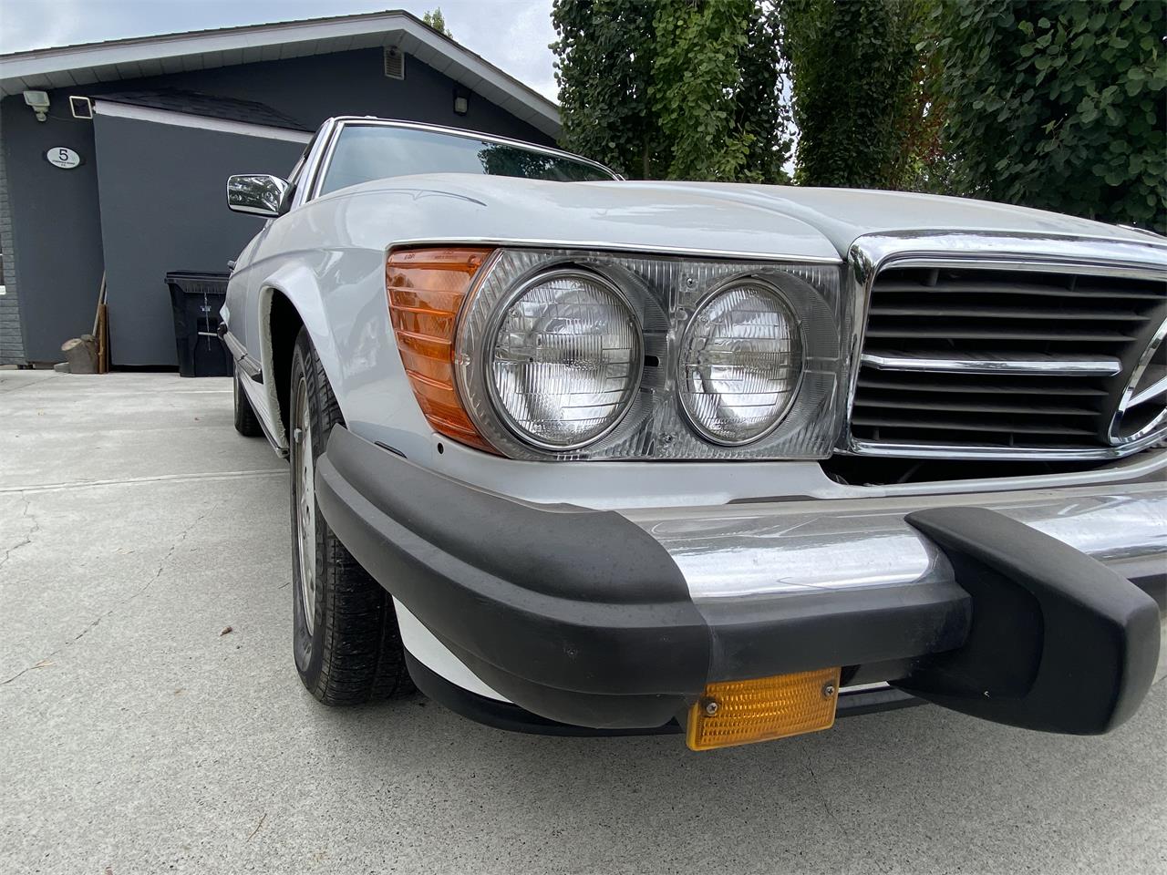 Mercedes-benz-560sl-1986-Artic-white-Blue-2