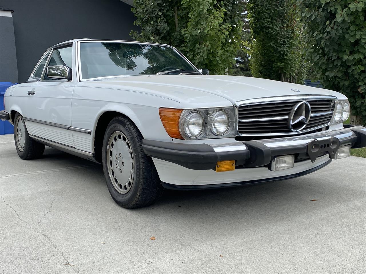 Mercedes-benz-560sl-1986-Artic-white-Blue-3