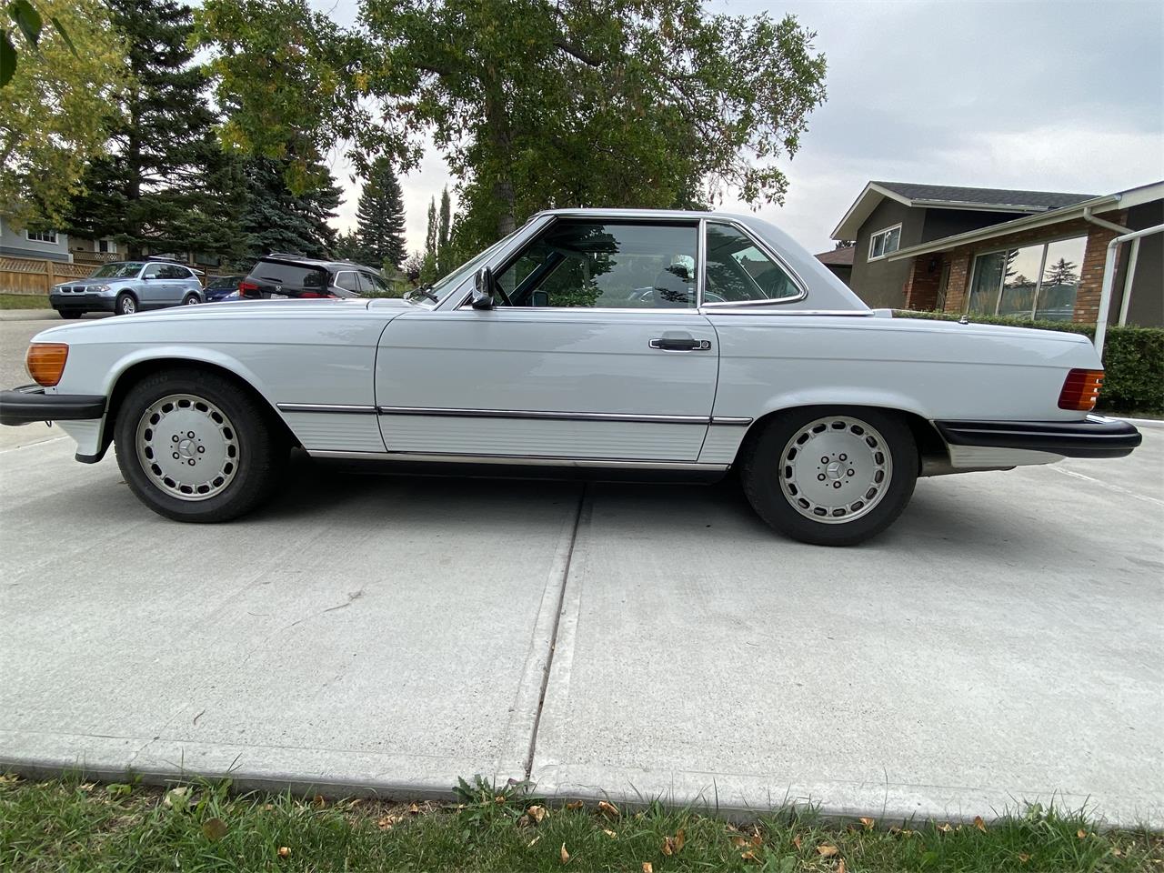 Mercedes-benz-560sl-1986-Artic-white-Blue-4