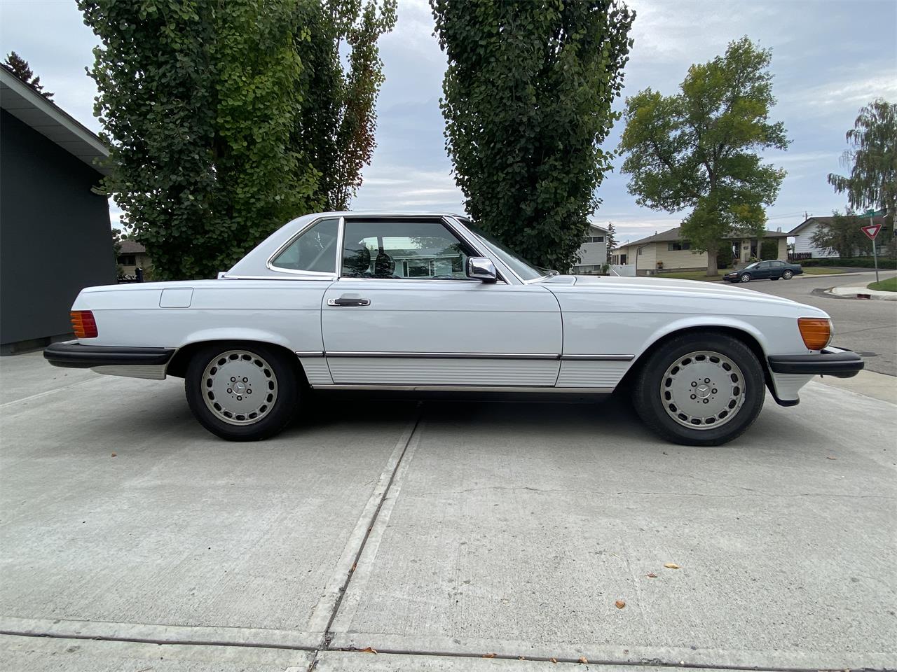 Mercedes-benz-560sl-1986-Artic-white-Blue-5