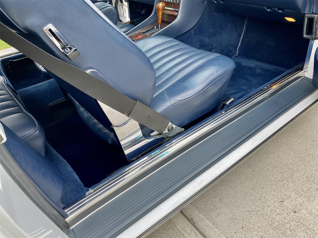 Mercedes-benz-560sl-1986-Artic-white-Blue-6