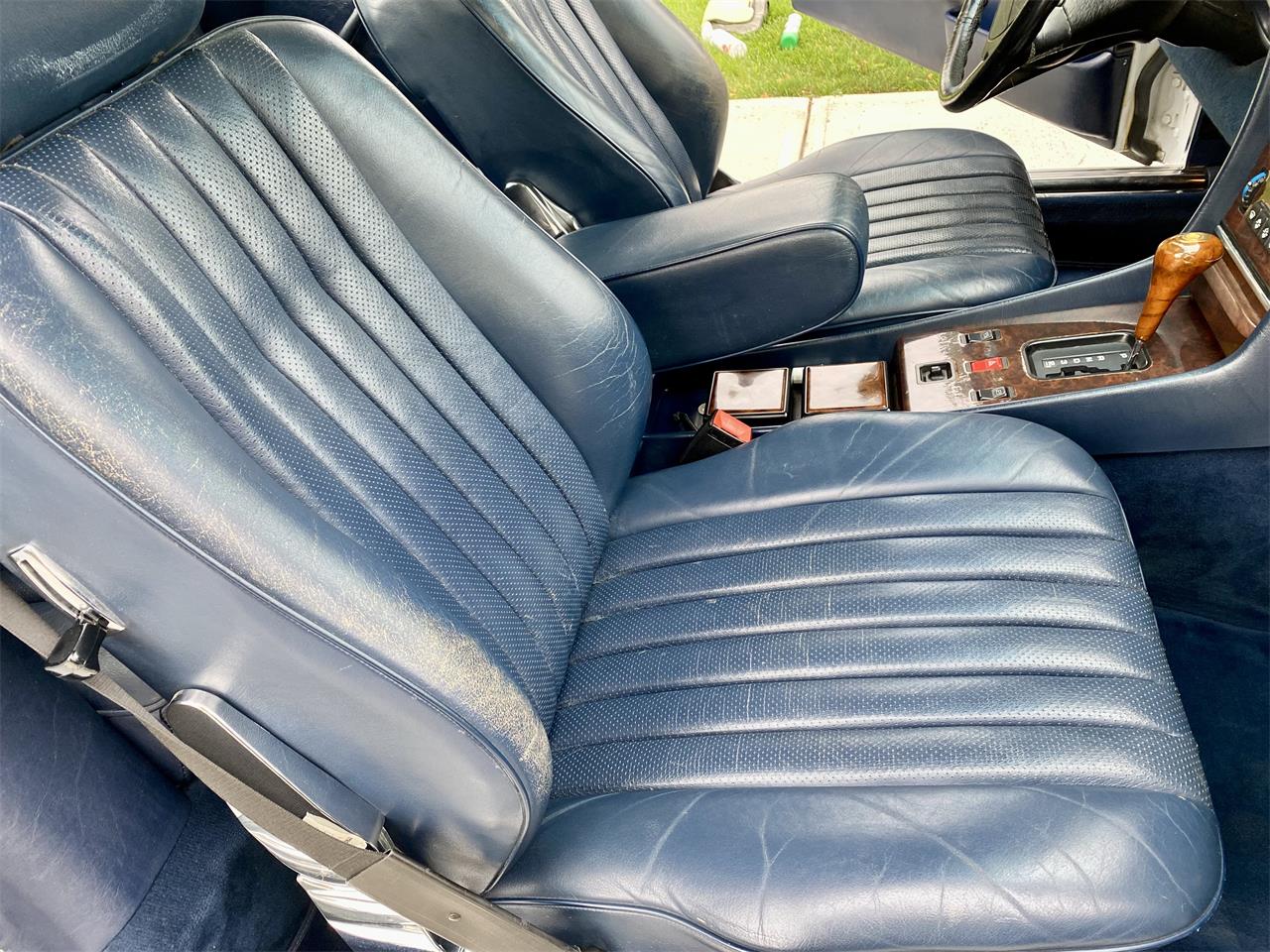 Mercedes-benz-560sl-1986-Artic-white-Blue-8