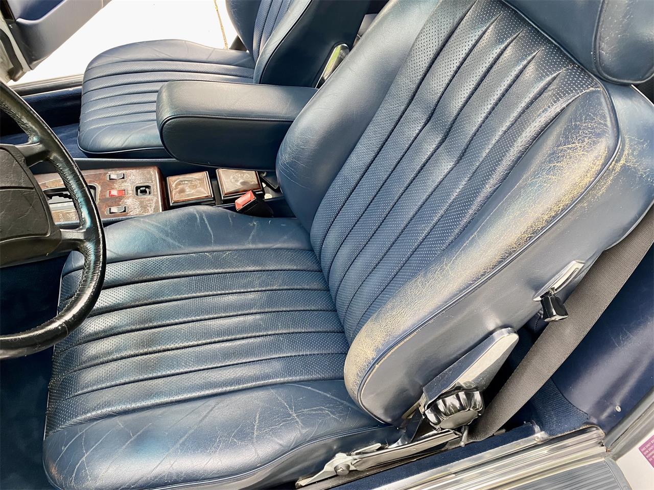 Mercedes-benz-560sl-1986-Artic-white-Blue-9
