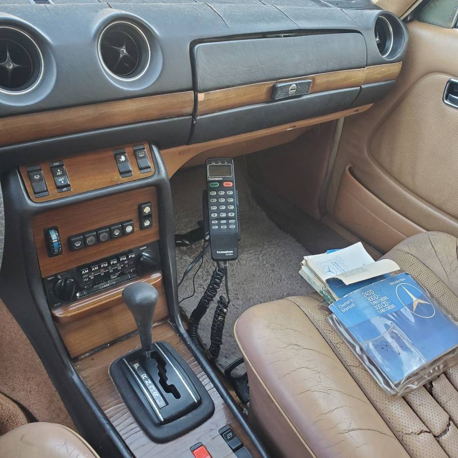 Mercedes-benz-Benz-e300-diesel-1983-10