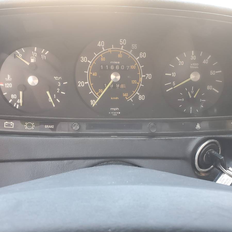 Mercedes-benz-Benz-e300-diesel-1983-13