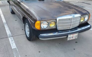 Mercedes-benz-Benz-e300-diesel-1983-3