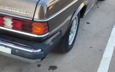 Mercedes-benz-Benz-e300-diesel-1983-6