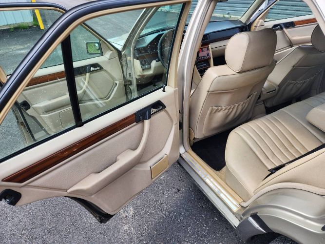 Mercedes-benz-E300-1995-11