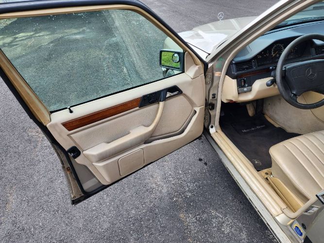 Mercedes-benz-E300-1995-12