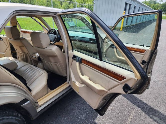Mercedes-benz-E300-1995-13