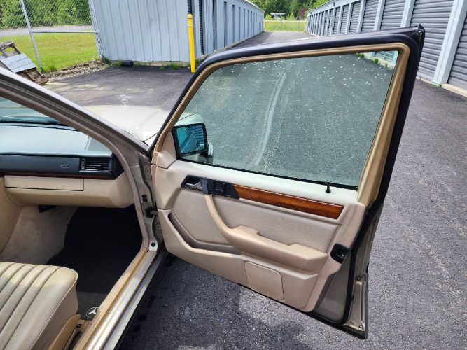 Mercedes-benz-E300-1995-14