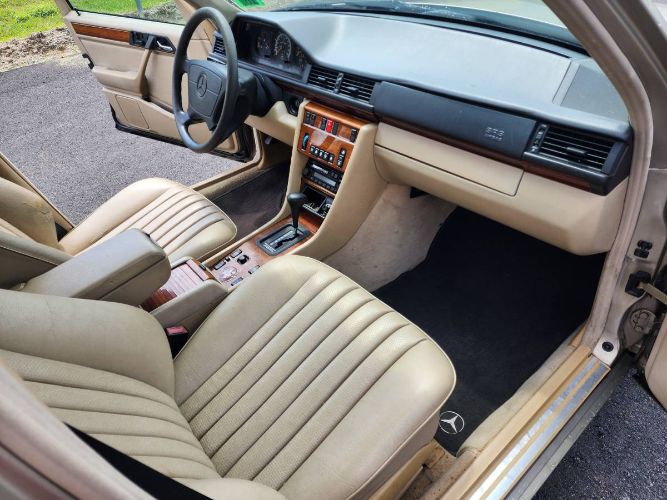 Mercedes-benz-E300-1995-17