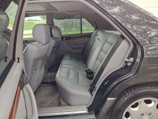 Mercedes-benz-E320-1994-Gray-13