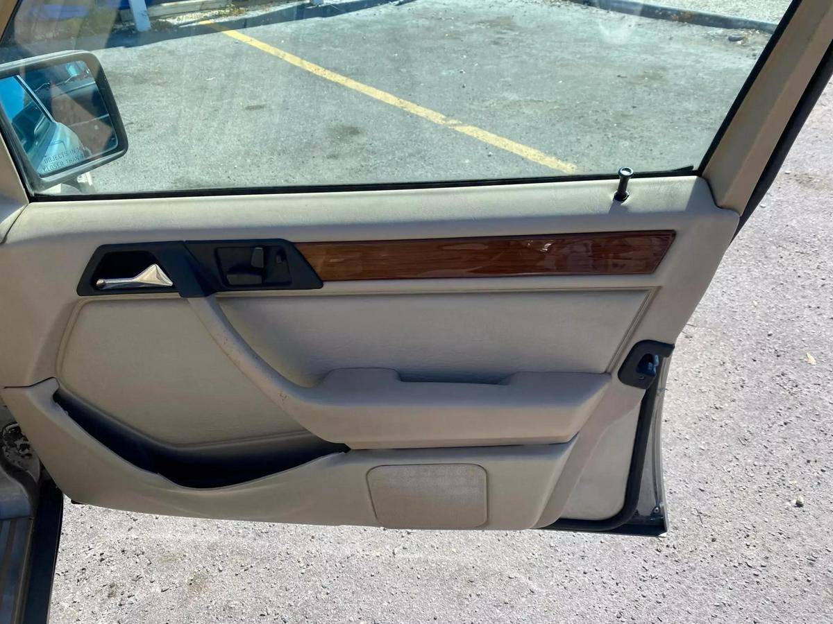 Mercedes-benz-benz-e-class-1995-silver-11