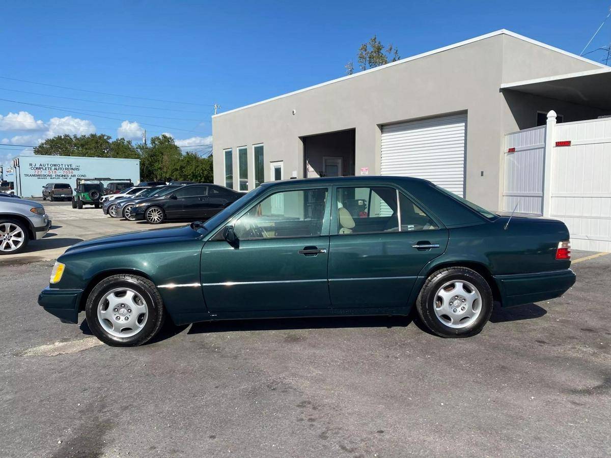 Mercedes-benz-benz-e-class-diesel-1995-green-1