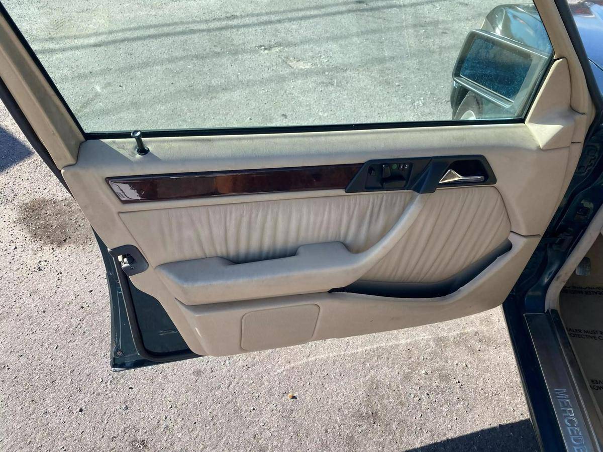 Mercedes-benz-benz-e-class-diesel-1995-green-19