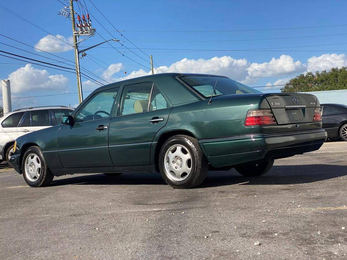 Mercedes-benz-benz-e-class-diesel-1995-green-2