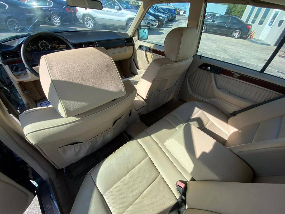 Mercedes-benz-benz-e-class-diesel-1995-green-21