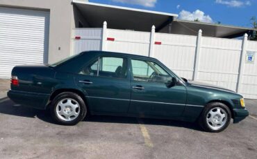 Mercedes-benz-benz-e-class-diesel-1995-green-4