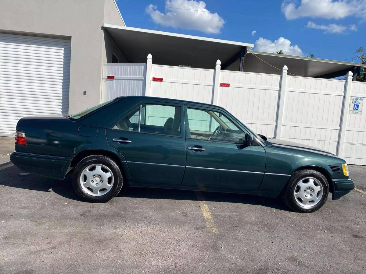 Mercedes-benz-benz-e-class-diesel-1995-green-4