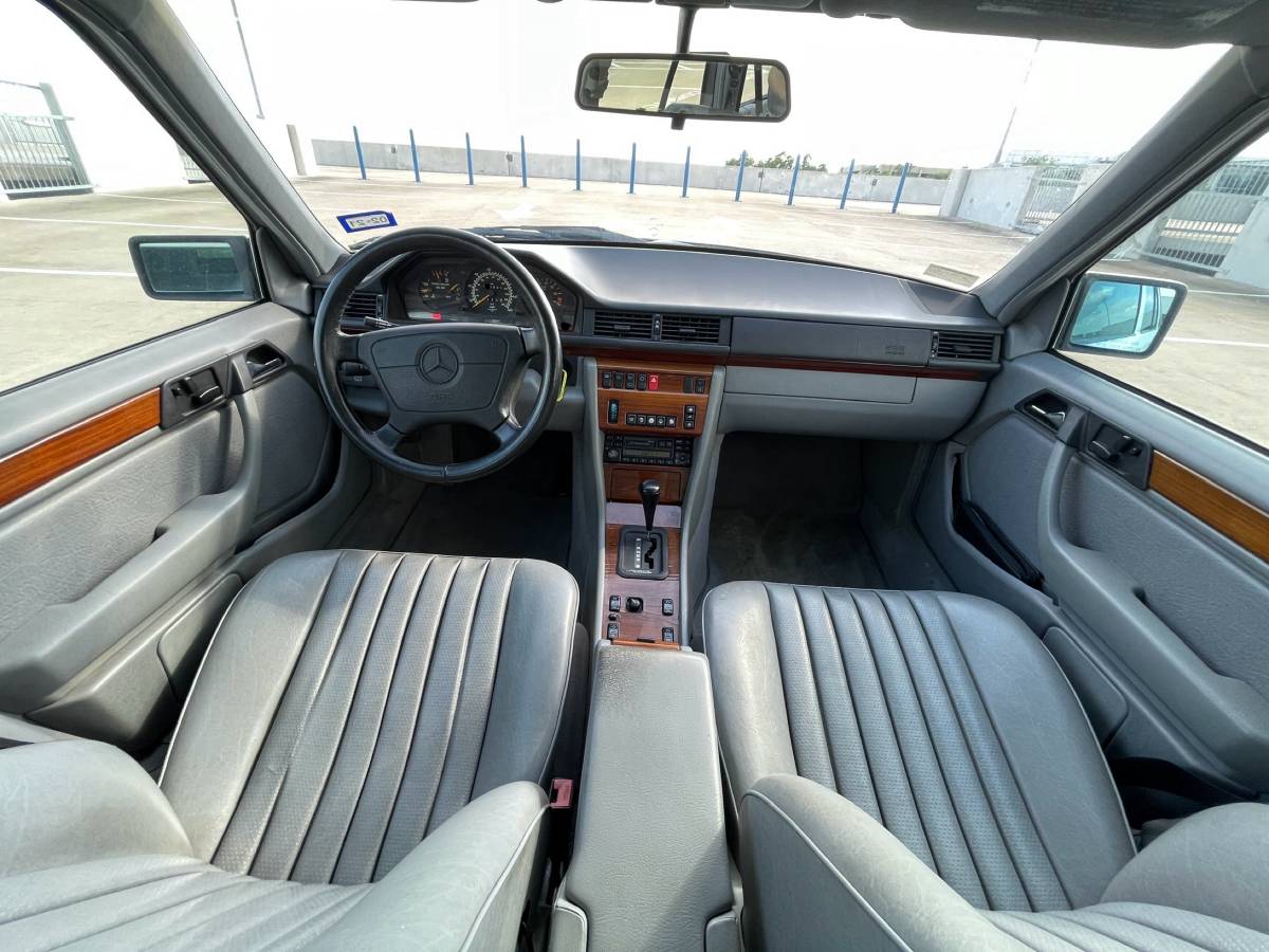 Mercedes-benz-benz-e-class-e320-1995-white-5