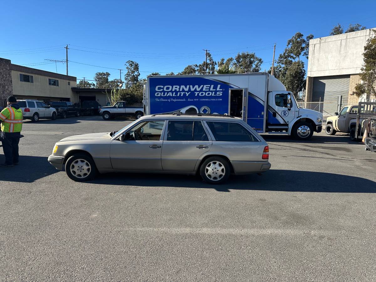 Mercedes-benz-benz-e320-1995