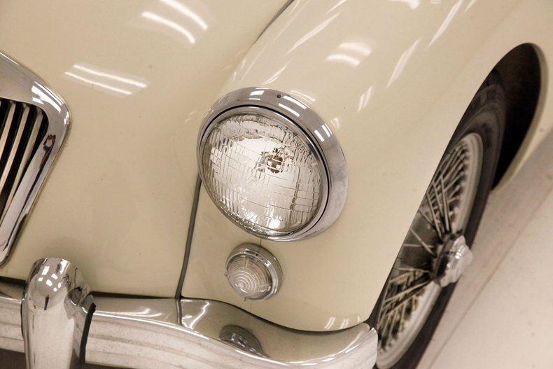 Mg-A-1958-Old-English-White-Black-1