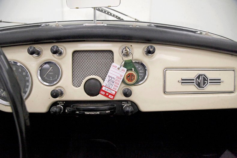 Mg-A-1958-Old-English-White-Black-32