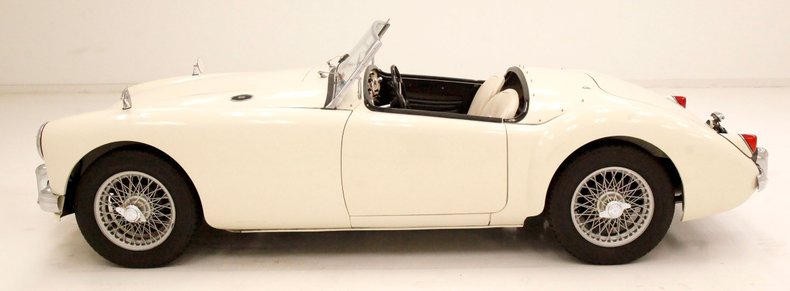 Mg-A-1958-Old-English-White-Black