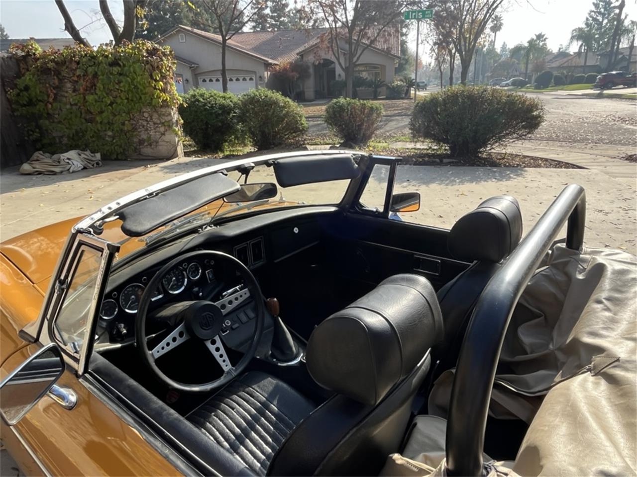 Mg-B-1972-Butterscotch-black-4