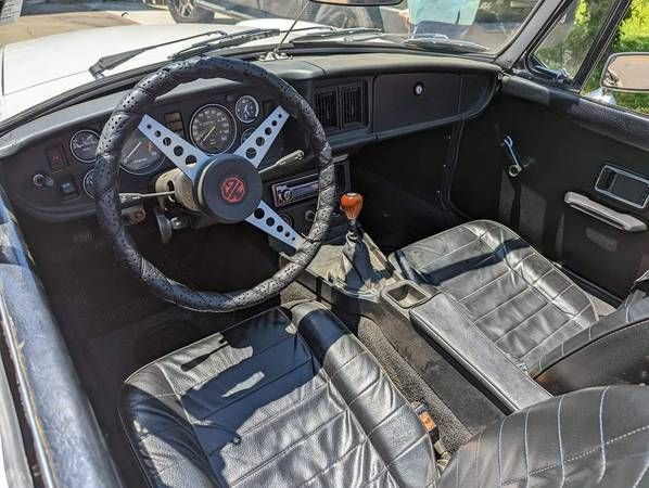 Mg-B-1978-White-Black-2