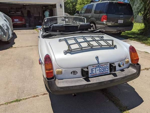 Mg-B-1978-White-Black-3