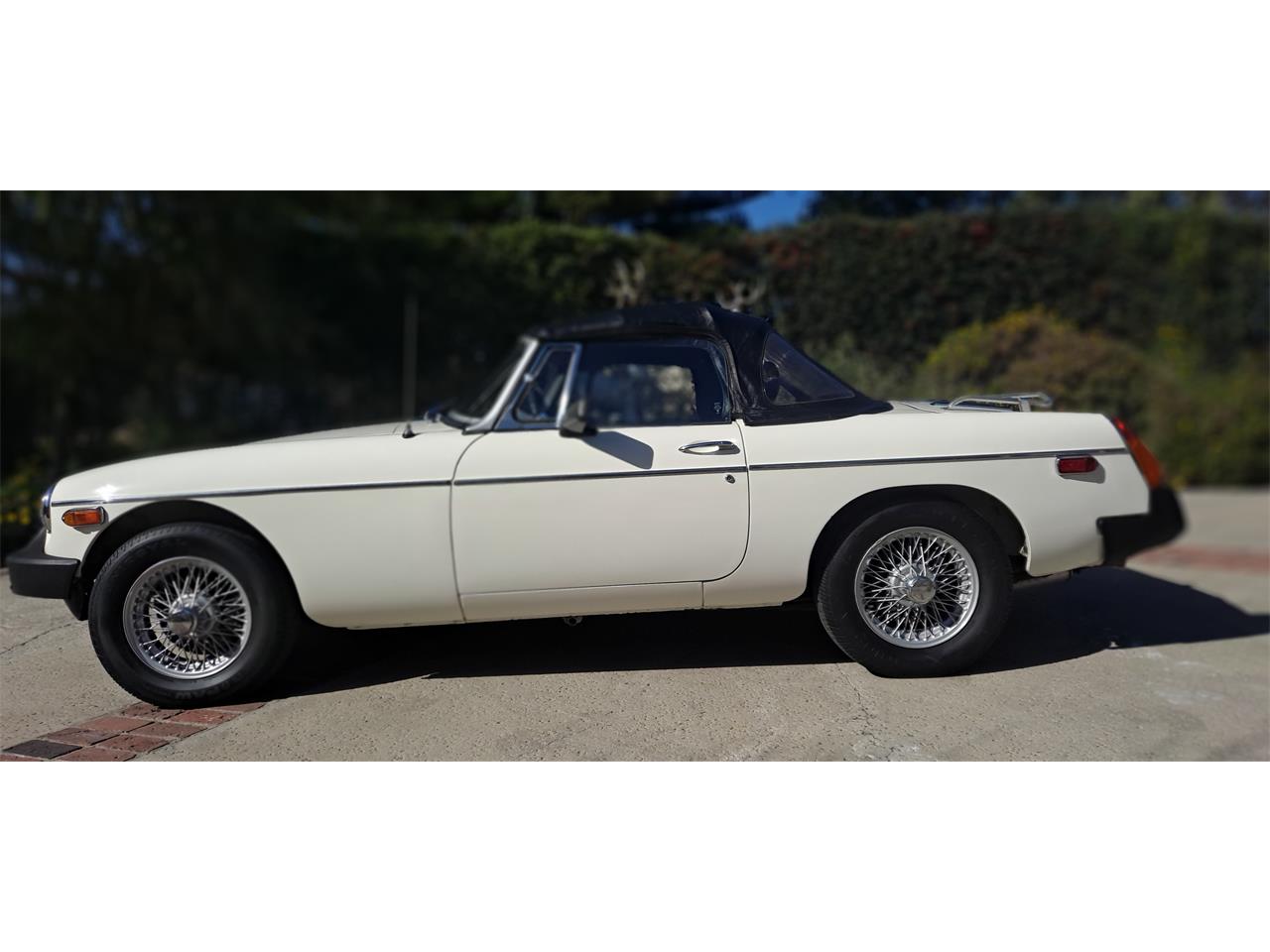 Mg-B-1979-White-Black-18