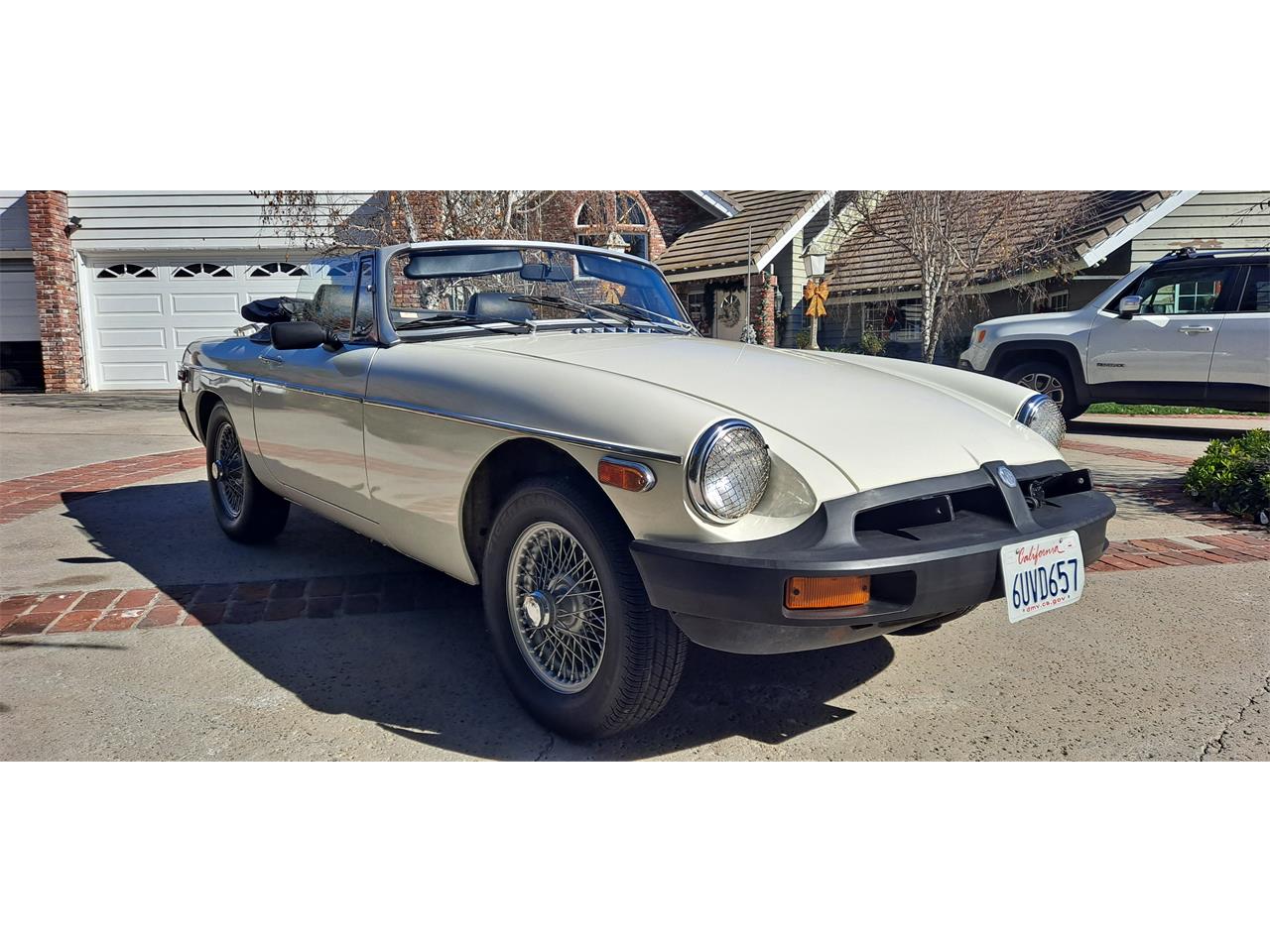 Mg-B-1979-White-Black-3