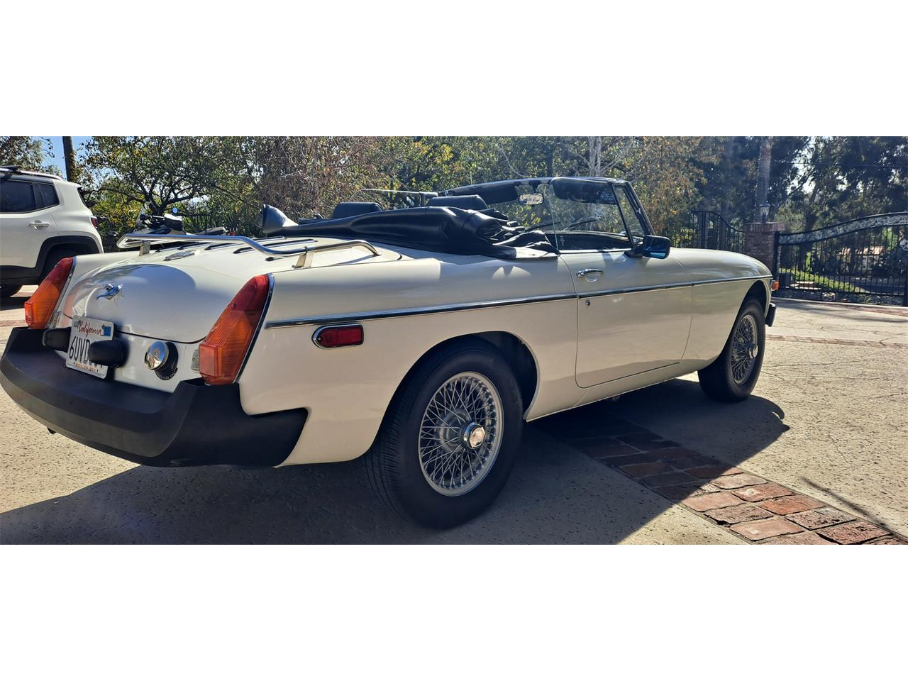 Mg-B-1979-White-Black-4
