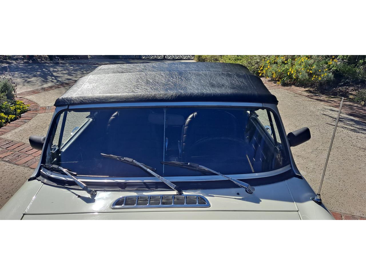 Mg-B-1979-White-Black-7