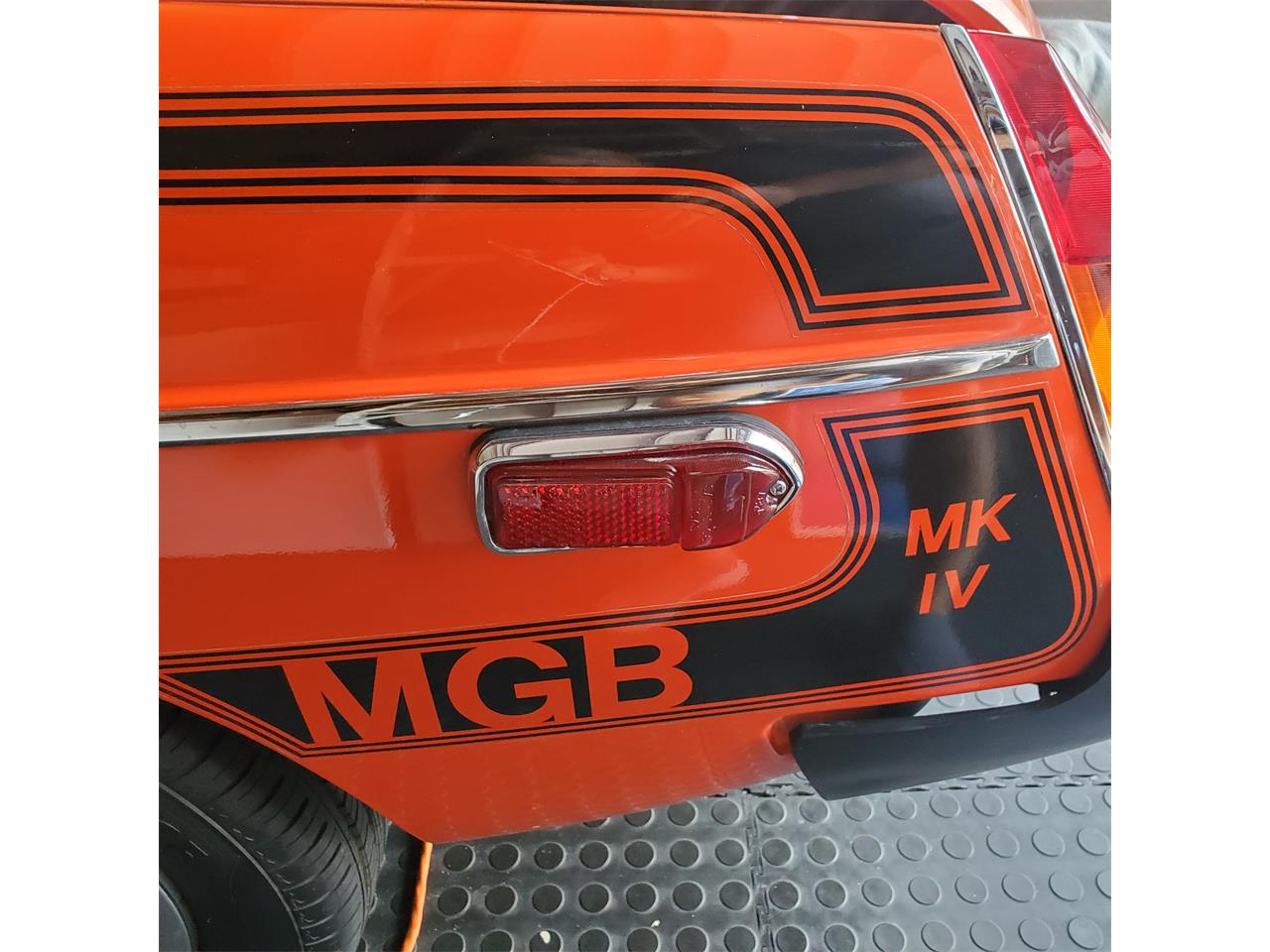 Mg-B-1980-Original-Vermilion-Black-24