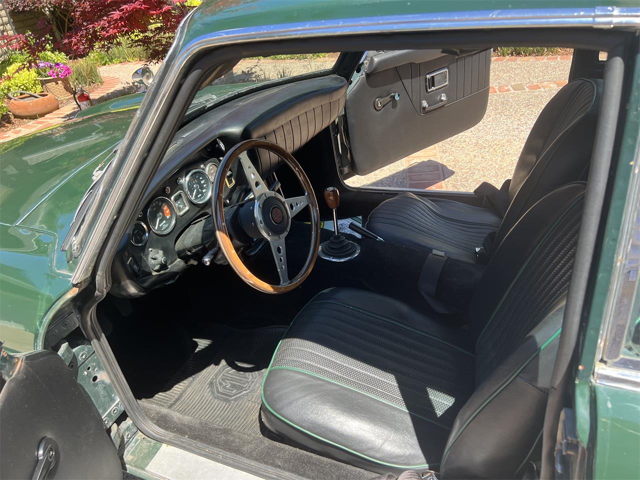 Mg-B-gt-1971-British-Racing-Green-Black-3