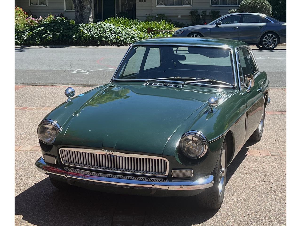 Mg-B-gt-1971-British-Racing-Green-Black
