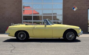 Mg-Mgb-roadster-1967-yellow-11