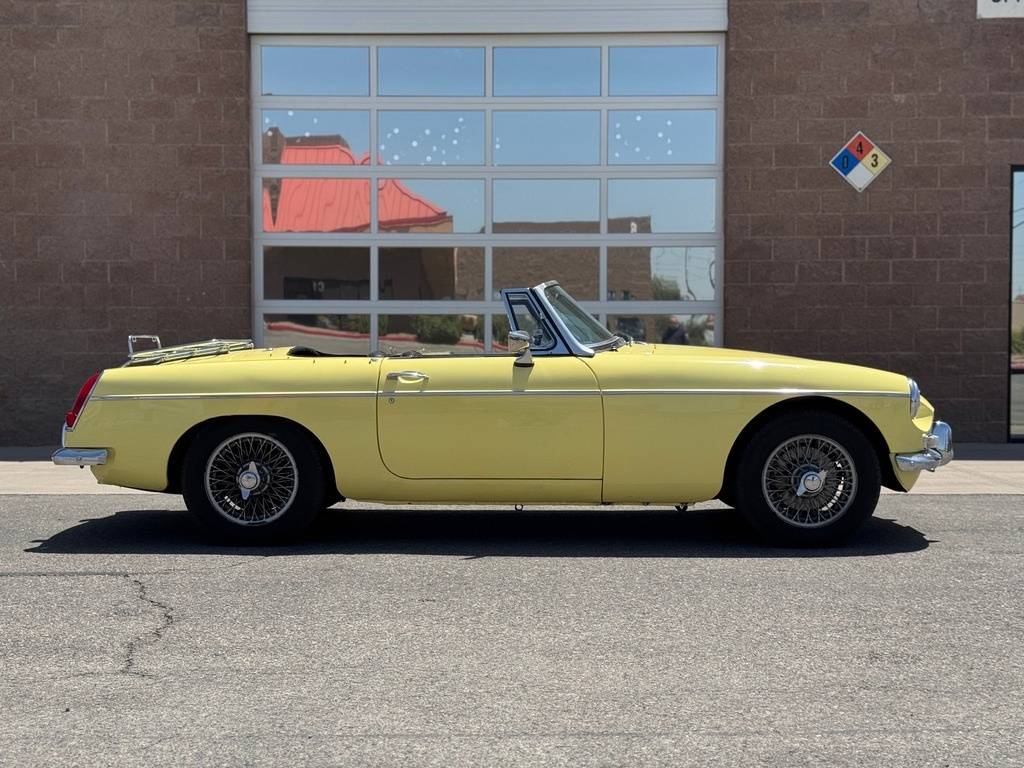 Mg-Mgb-roadster-1967-yellow-11