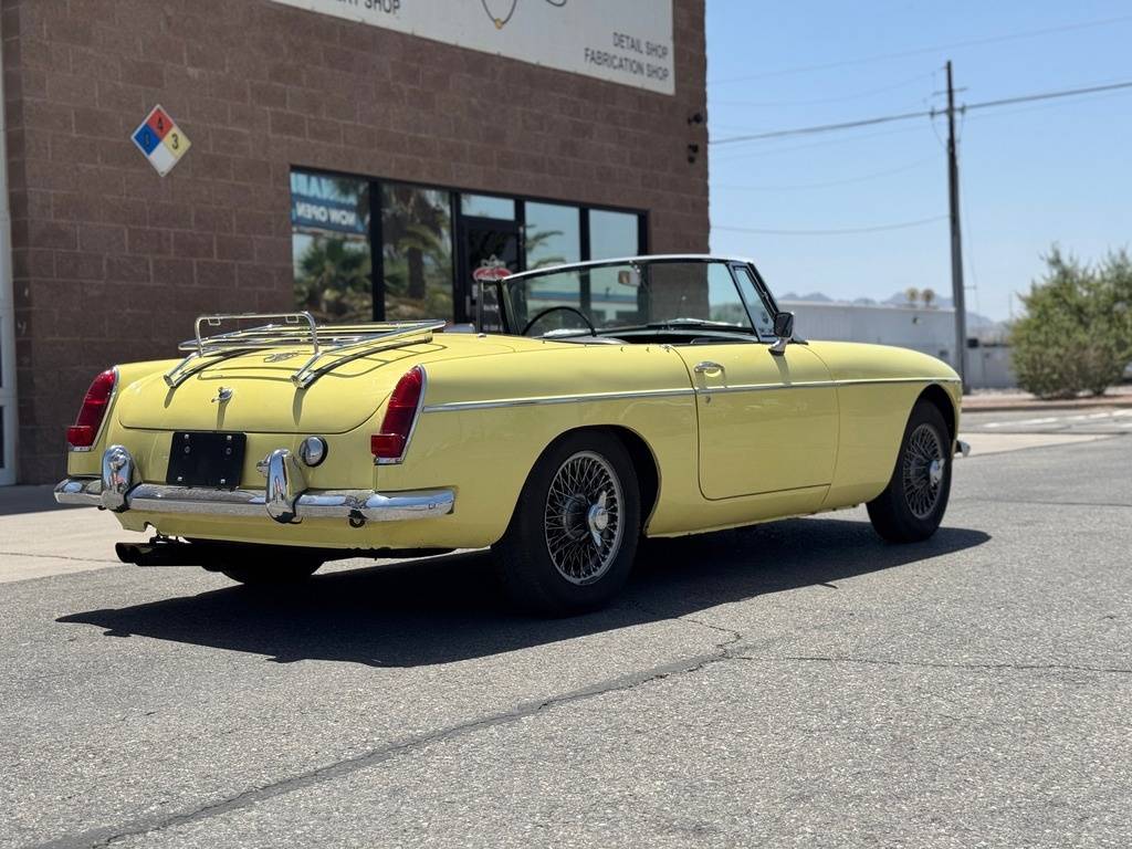 Mg-Mgb-roadster-1967-yellow-12