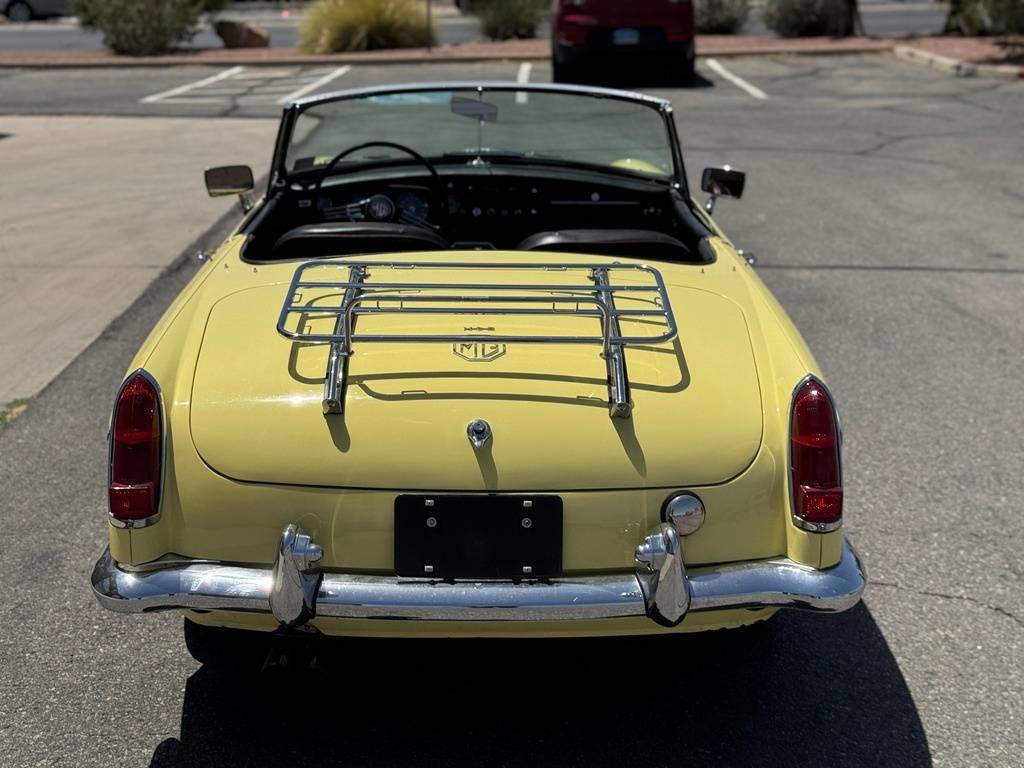 Mg-Mgb-roadster-1967-yellow-13