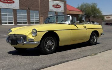 Mg-Mgb-roadster-1967-yellow-15