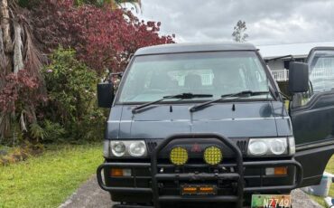Mitsubishi-Delica-l300-diesel-1991-blue-1