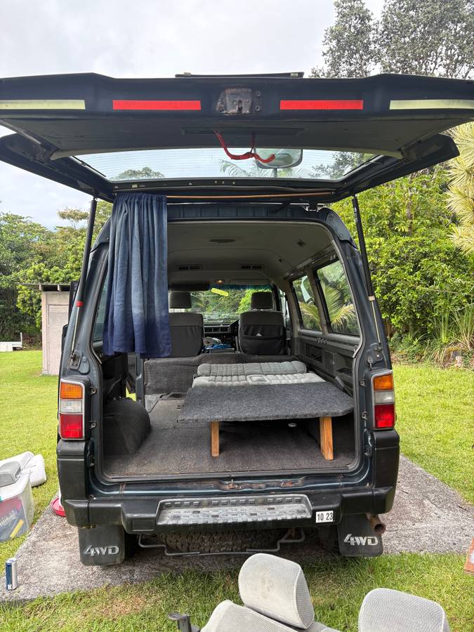 Mitsubishi-Delica-l300-diesel-1991-blue-10