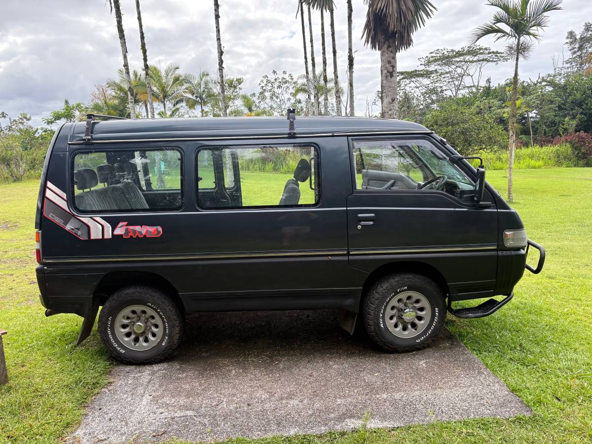 Mitsubishi-Delica-l300-diesel-1991-blue